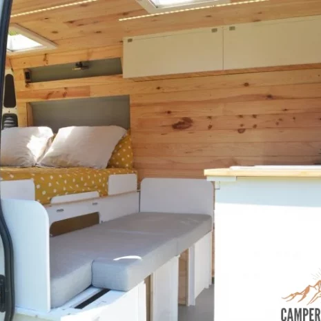 cocina-dormitorio-furgoneta-campe-alquiler-galicia-1 cocina-dormitorio-furgoneta-campe-alquiler-galicia-1
