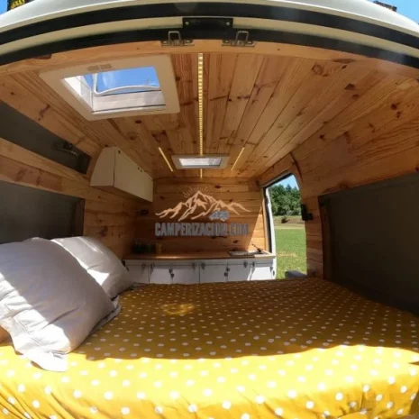 dormitorio-furgoneta-camper-alquiler-galicia-1 dormitorio-furgoneta-camper-alquiler-galicia-1