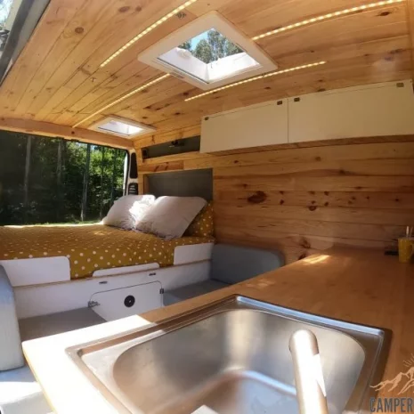 interior-furgoneta-camper-alquiler-galicia-1 interior-furgoneta-camper-alquiler-galicia-1